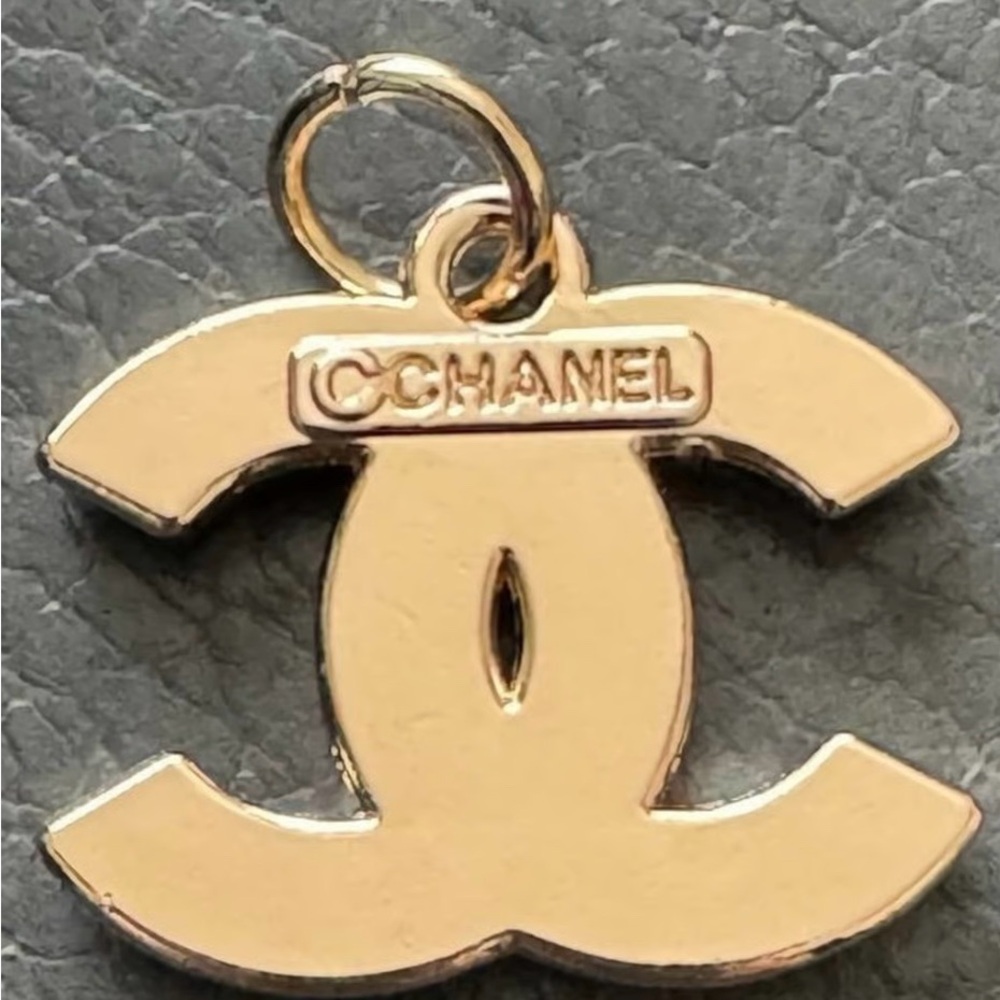 CHANEL Gold Necklace with Signature Emblem - Picture 5 of 7